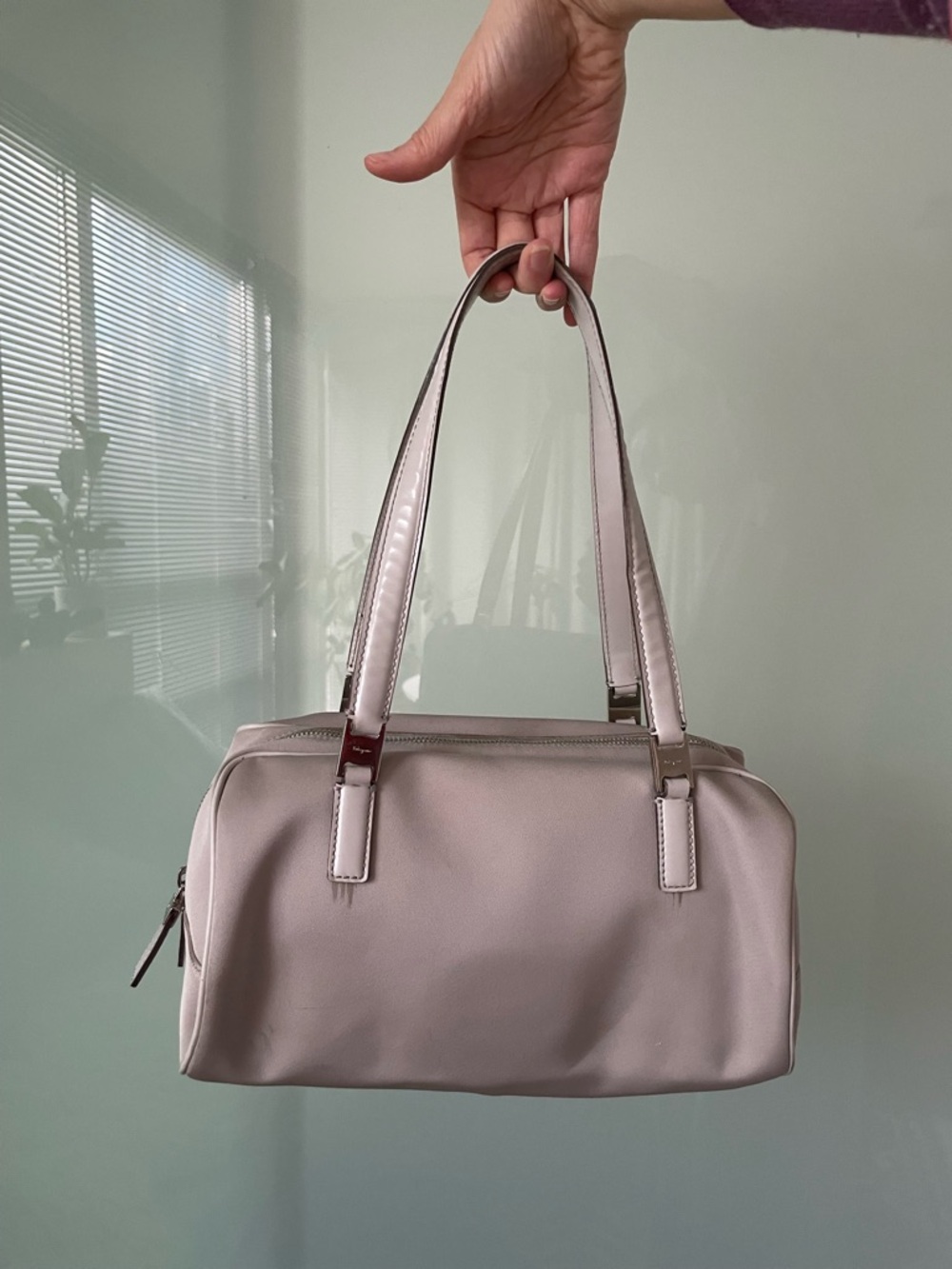 Salvatore Ferragamo Women's Shoulder Bag in Light Taupe/metallic silver